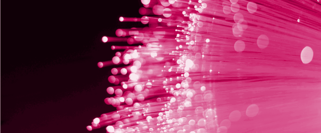 A imagem mostra um conjunto de fibras de vidro que é o meio por onde são enviados os sinais de internet.