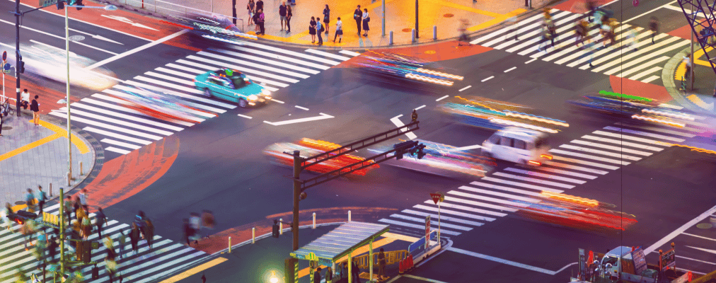  imagem das luzes de carros em um cruzamento movimentado em tóquio