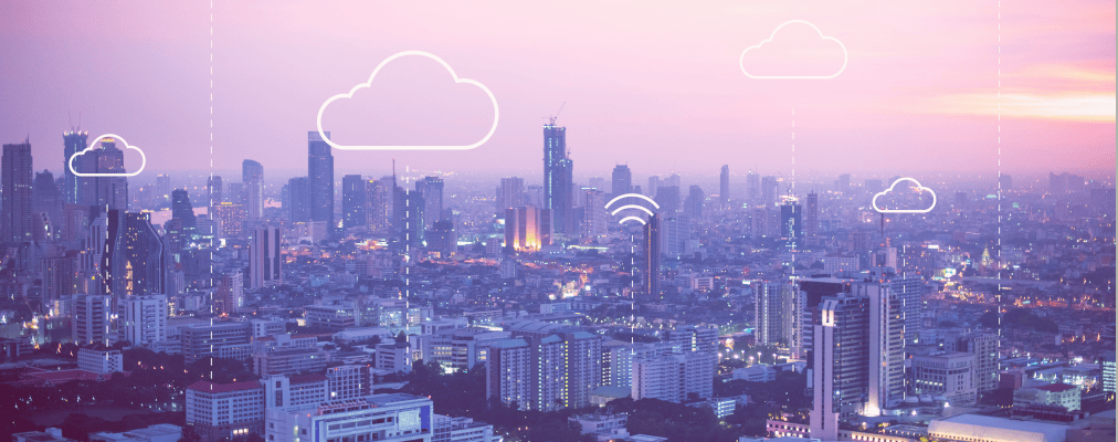 A imagem mostra uma grande cidade vista de cima, em um fim de tarde, com muitos prédios e e casas. Há algumas ilustrações que simbolizam a diferença do sinal da internet fibra óptica.
