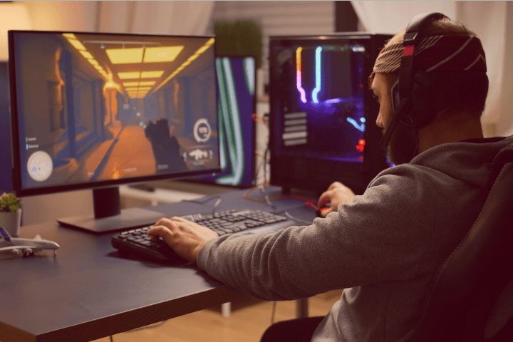 homem focado jogando jogo online no computador moderno em uma sala de jogos